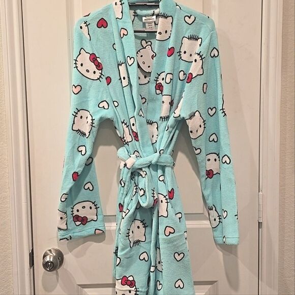 Hello Kitty By Sanrio Logo Heart Plush Robe - Picture 4 of 8